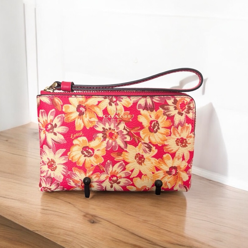 NWT Coach Daisy Wristlet